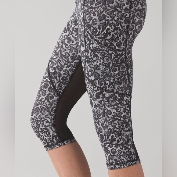 Lululemon Outrun 17" Crop Mini Cinder Lace White Black / Black Size 4 Coquette - Picture 13 of 15